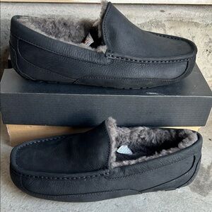 UGG Ascot Mens Slippers Black Size 9 Wide Nwt